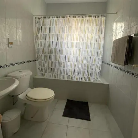 Joanne's Lovely 2 Bedroom Apt. *
