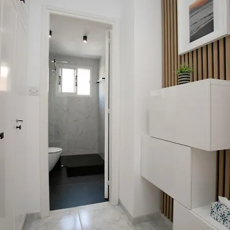 Joanne's Lovely 2 Bedroom Apt. דירה