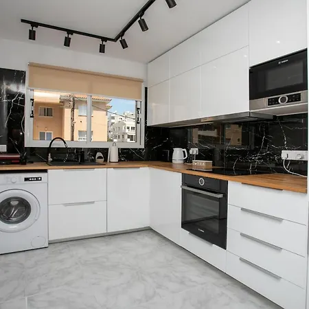 Joanne's Lovely 2 Bedroom Apt. דירה