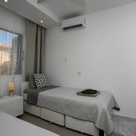 Joanne's Lovely 2 Bedroom Apt. דירה *